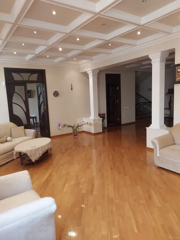 Kirayə verilir 7 otaqlı həyət evi 700 m²