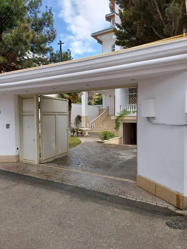 Kirayə verilir 7 otaqlı həyət evi 700 m²