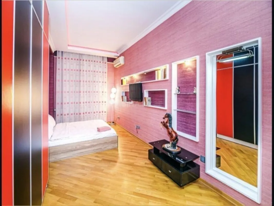 Kirayə verilir 3 otaqlı mənzil 200 m²