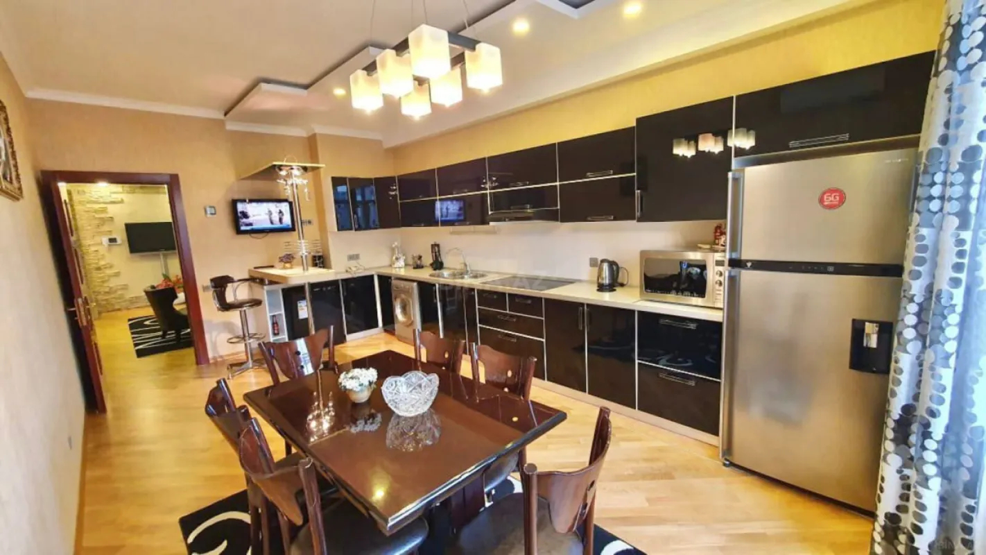 Kirayə verilir 3 otaqlı mənzil 200 m²