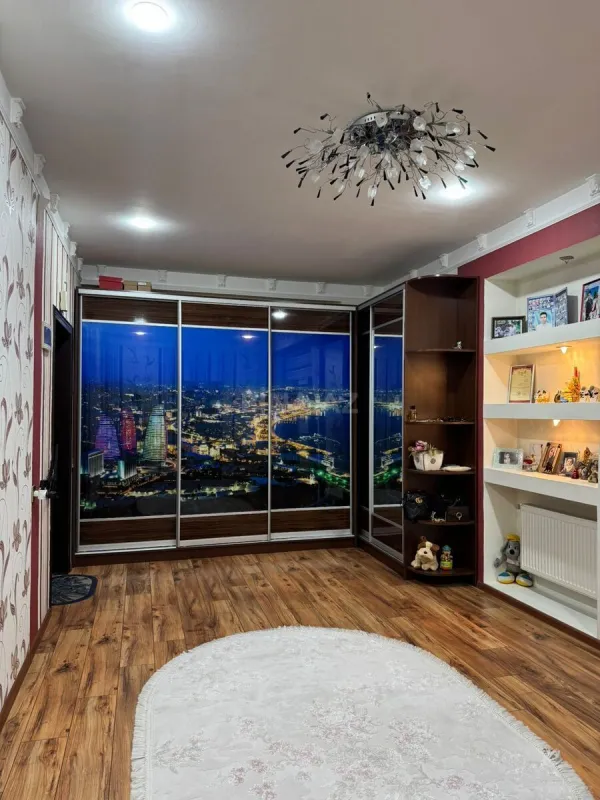 Satılır 3 otaqlı mənzil 137 m²