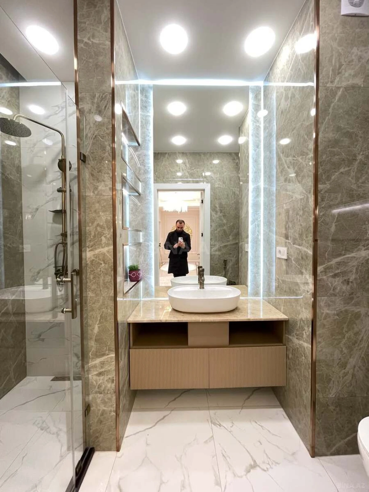 Satılır 3 otaqlı mənzil 139 m²