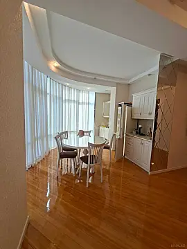 Kirayə verilir 4 otaqlı mənzil 130 m²