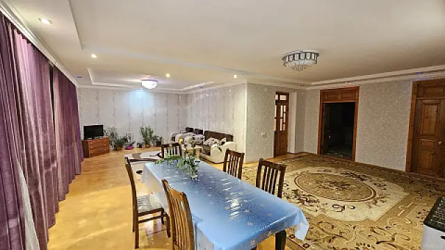 Satılır 5 otaqlı həyət evi 292 m²