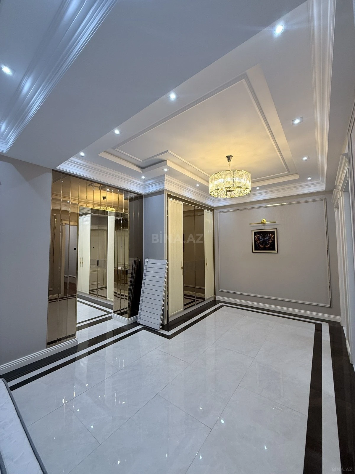Satılır 4 otaqlı mənzil 164 m²