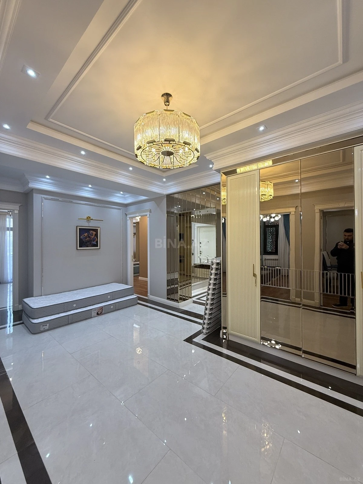 Satılır 4 otaqlı mənzil 164 m²