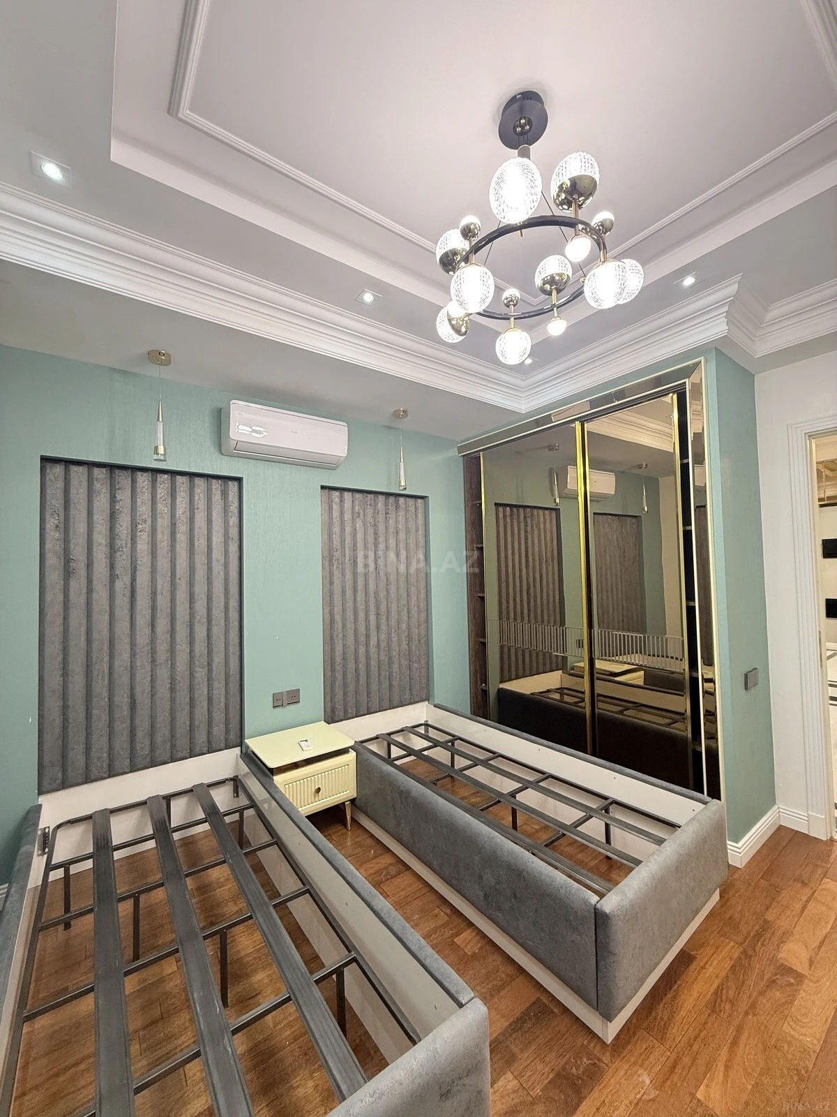 Satılır 4 otaqlı mənzil 164 m²