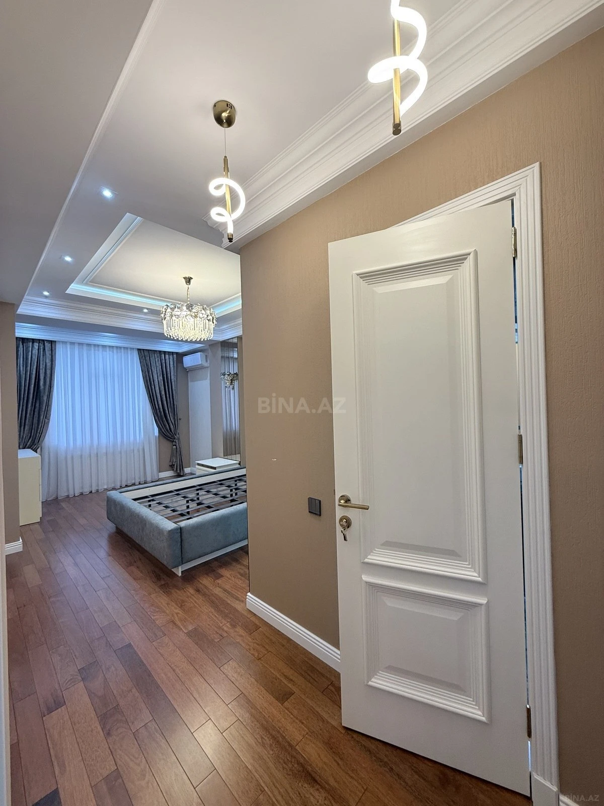 Satılır 4 otaqlı mənzil 164 m²