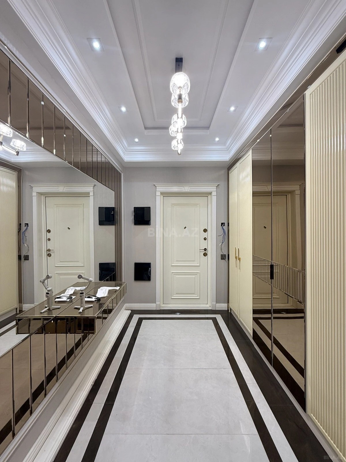 Satılır 4 otaqlı mənzil 164 m²