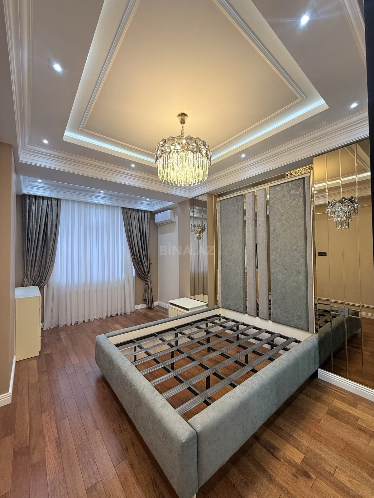 Satılır 4 otaqlı mənzil 164 m²