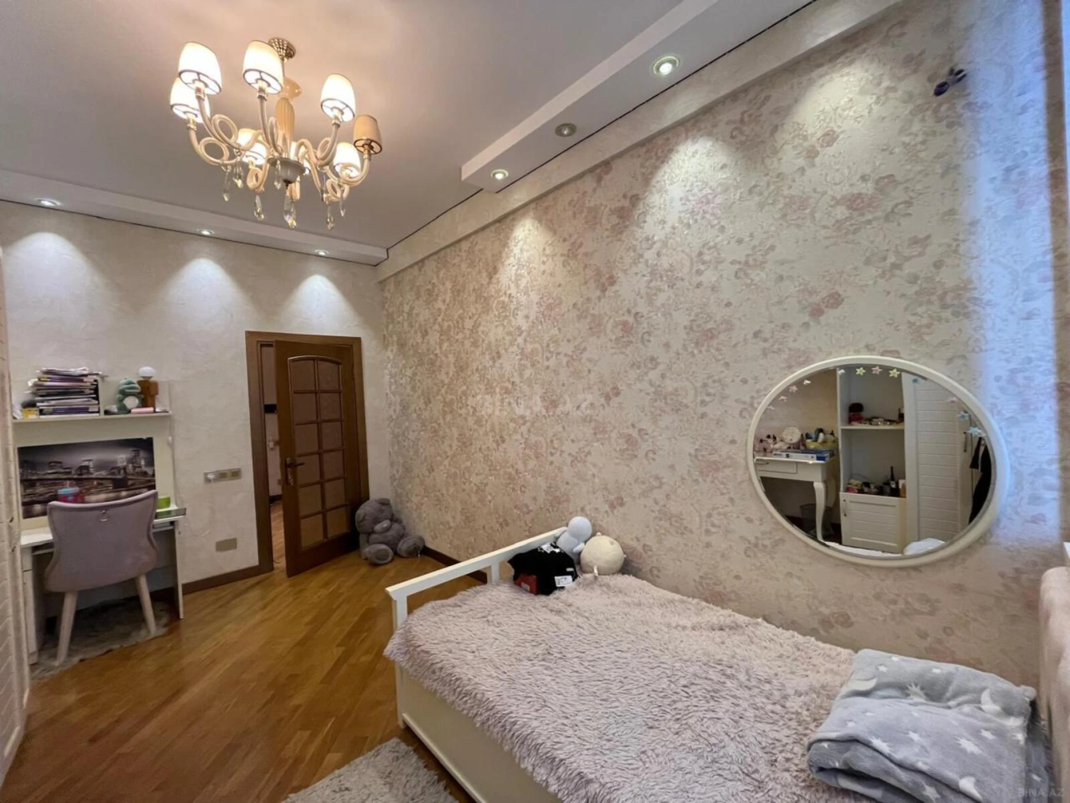 Kirayə verilir 4 otaqlı mənzil 180 m²