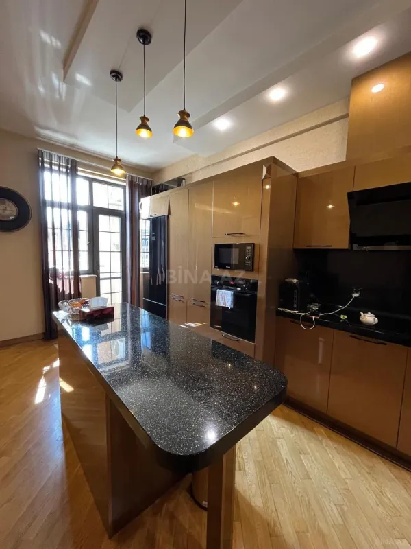 Kirayə verilir 4 otaqlı mənzil 180 m²