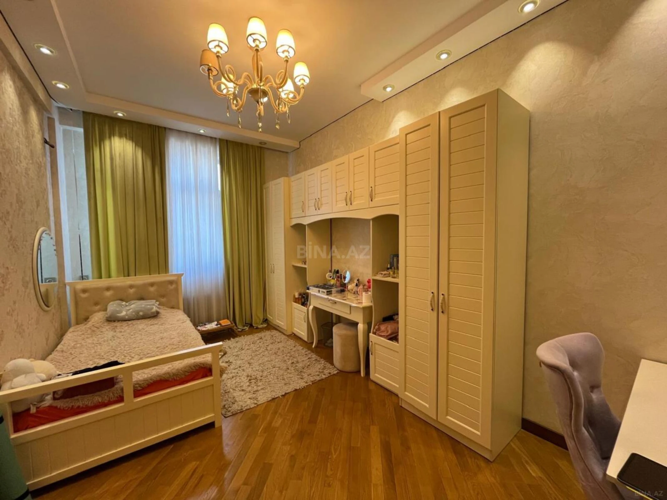 Kirayə verilir 4 otaqlı mənzil 180 m²