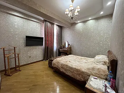 Kirayə verilir 4 otaqlı mənzil 180 m²