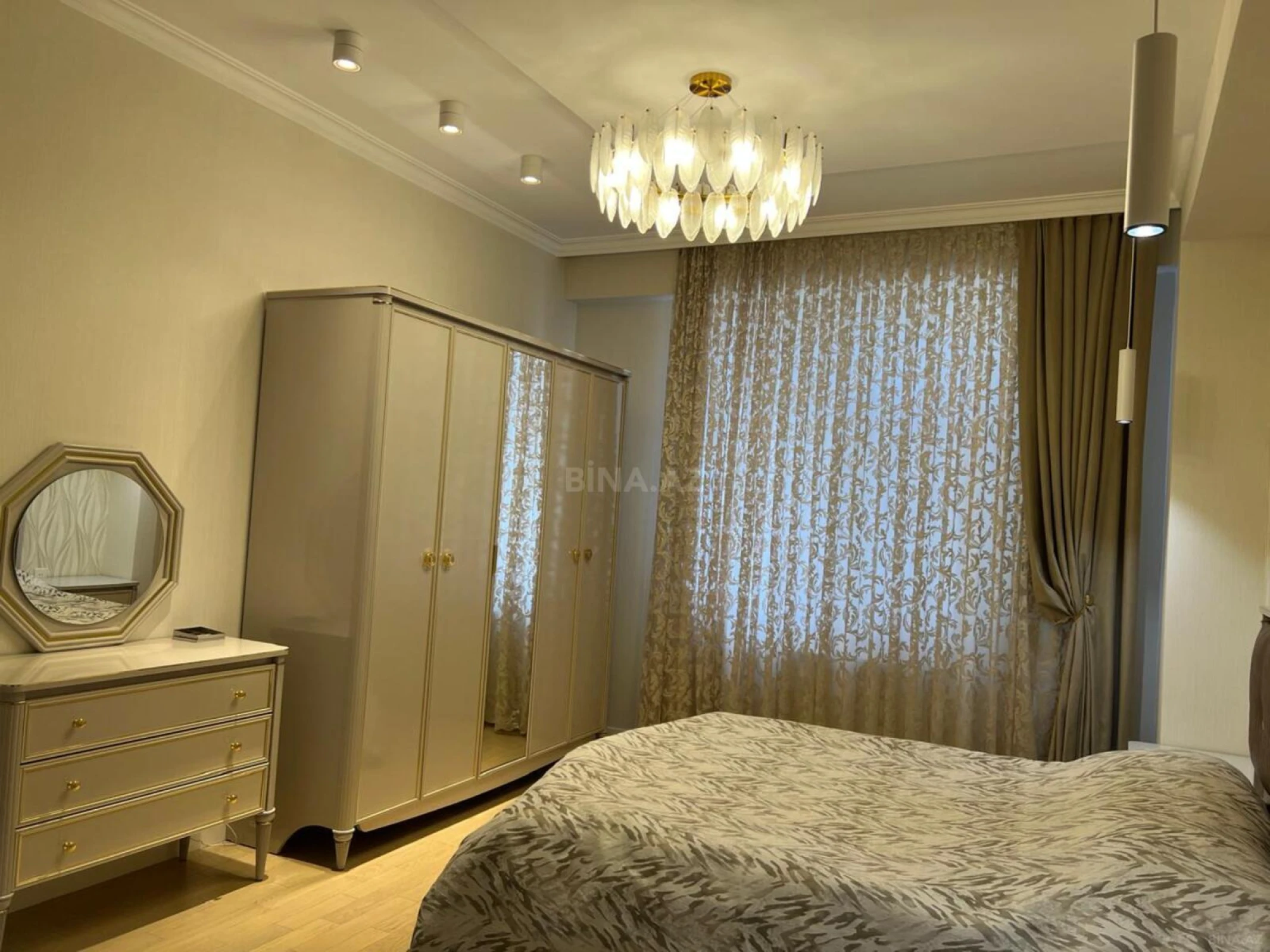 Kirayə verilir 3 otaqlı mənzil 163 m²