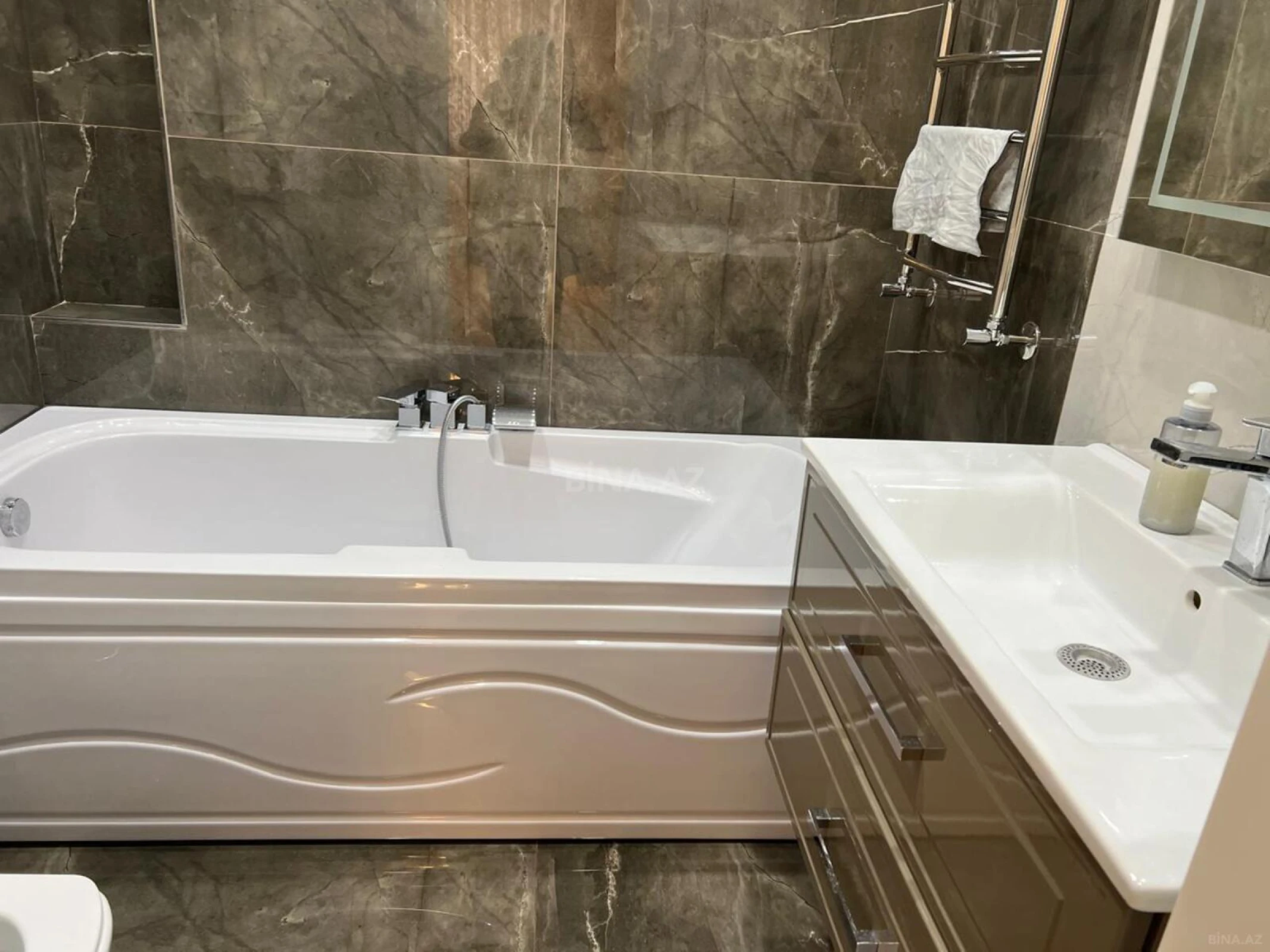 Kirayə verilir 3 otaqlı mənzil 163 m²