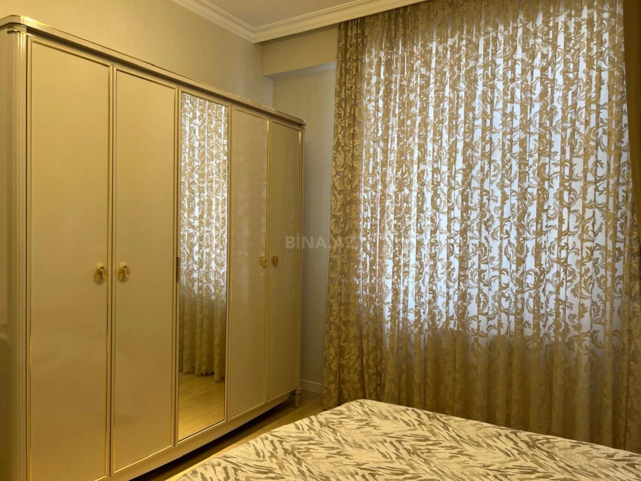 Kirayə verilir 3 otaqlı mənzil 163 m²