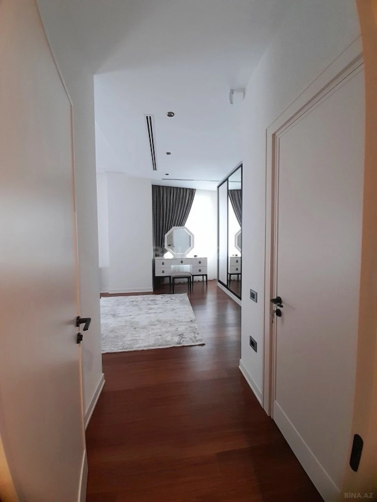 Kirayə verilir 4 otaqlı mənzil 220 m²