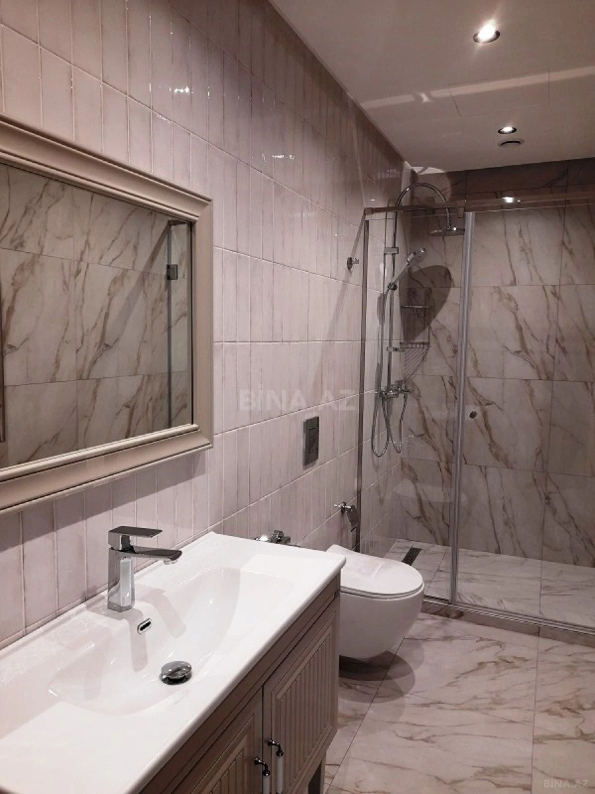 Kirayə verilir 4 otaqlı mənzil 220 m²