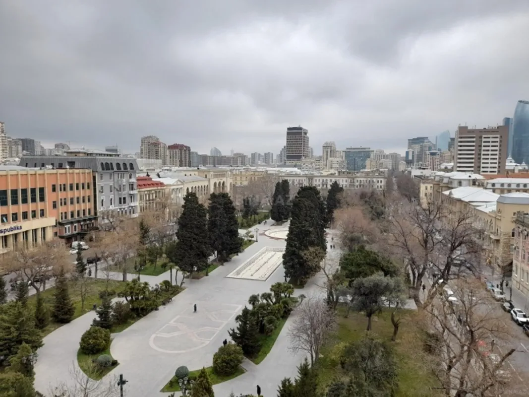 Kirayə verilir 4 otaqlı mənzil 220 m²