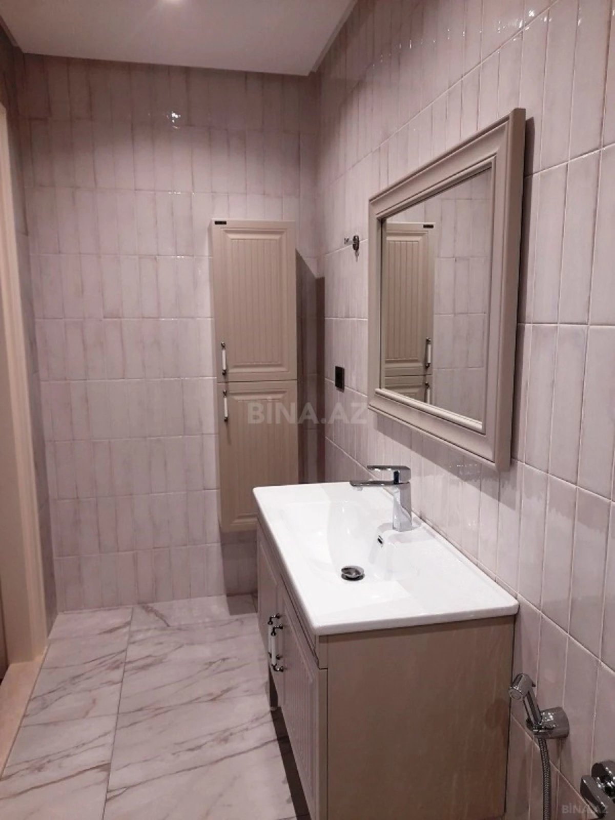 Kirayə verilir 4 otaqlı mənzil 220 m²