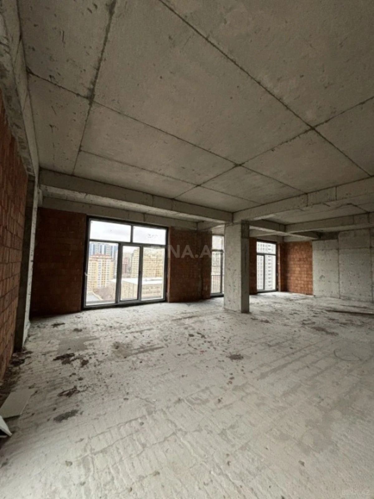 Satılır 4 otaqlı mənzil 149 m²