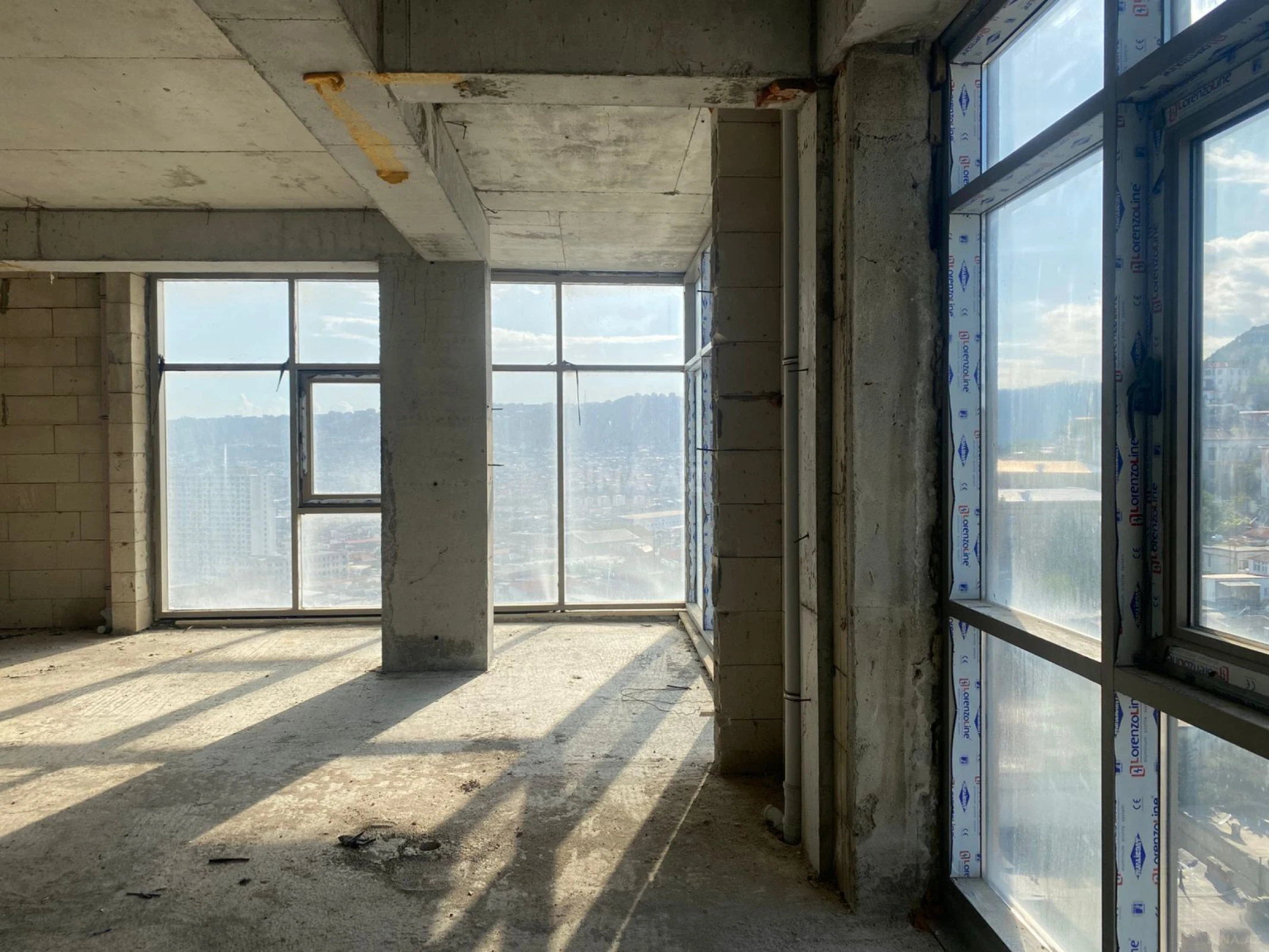 Satılır 4 otaqlı mənzil 178.5 m²