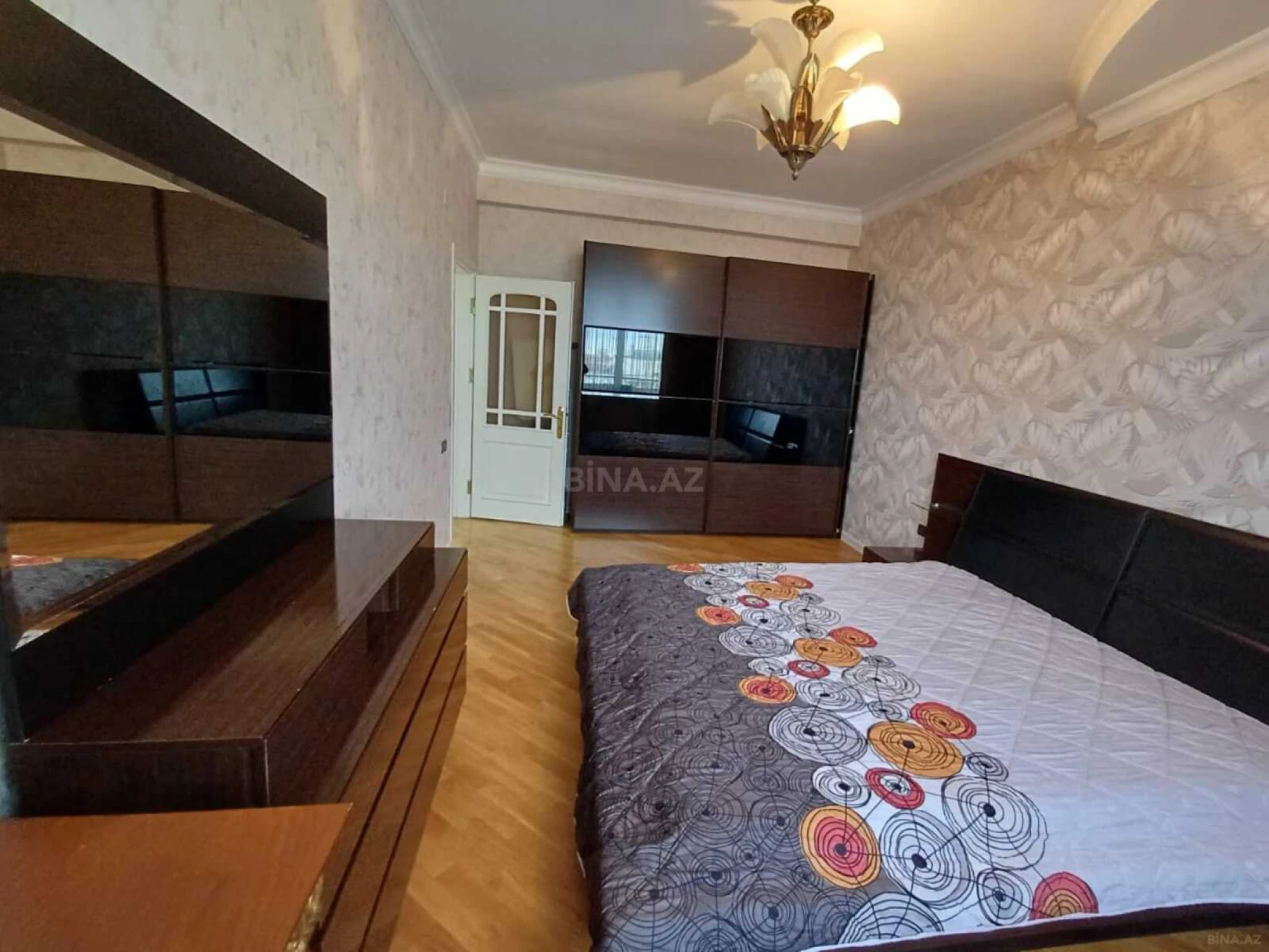 Kirayə verilir 3 otaqlı mənzil 140 m²