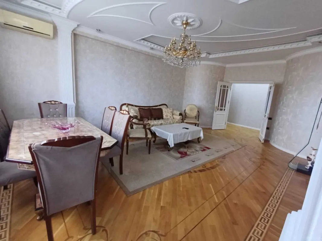 Kirayə verilir 3 otaqlı mənzil 140 m²