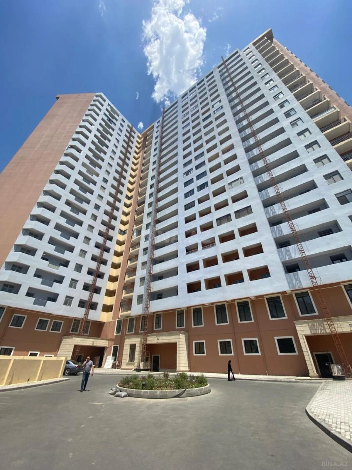 Satılır 3 otaqlı mənzil 151 m²