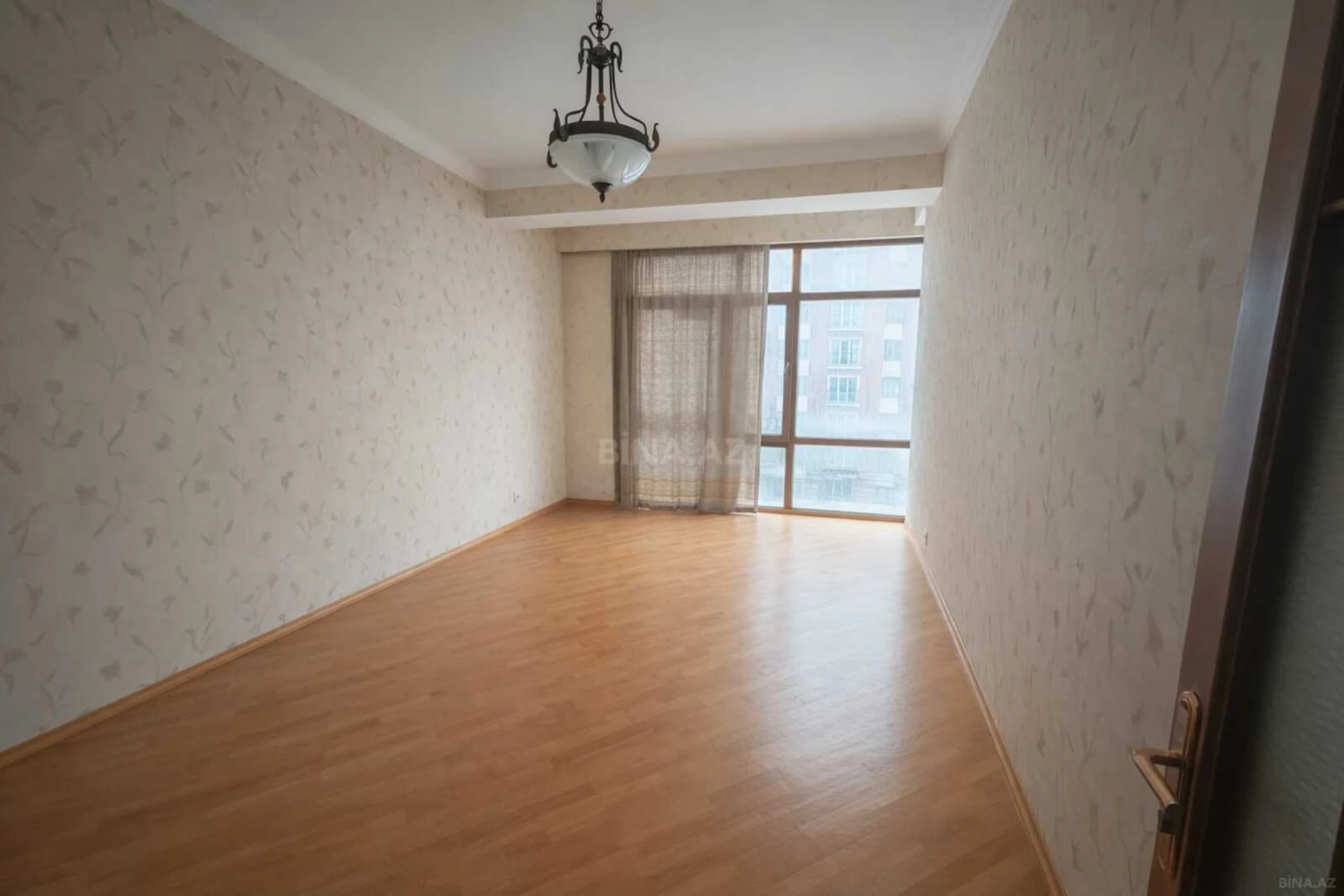Satılır 4 otaqlı mənzil 177 m²