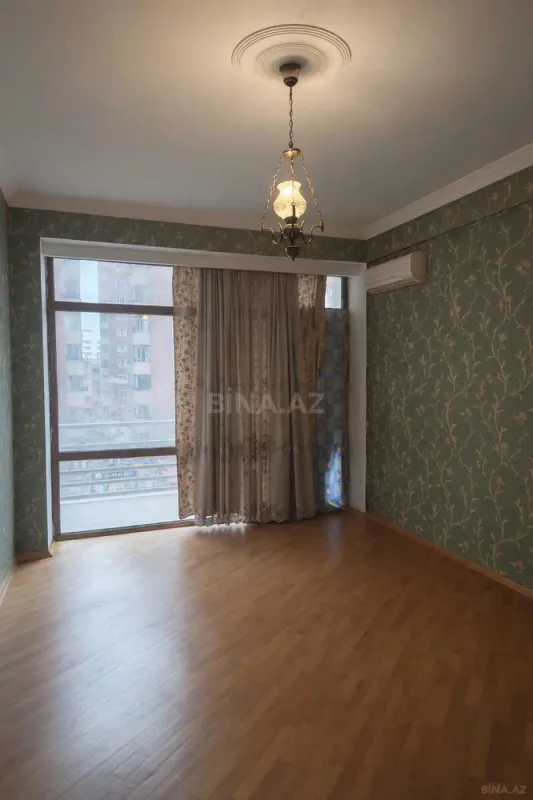 Satılır 4 otaqlı mənzil 177 m²