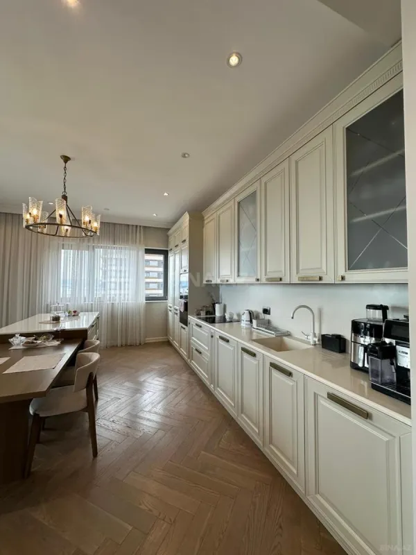 Kirayə verilir 3 otaqlı mənzil 200 m²