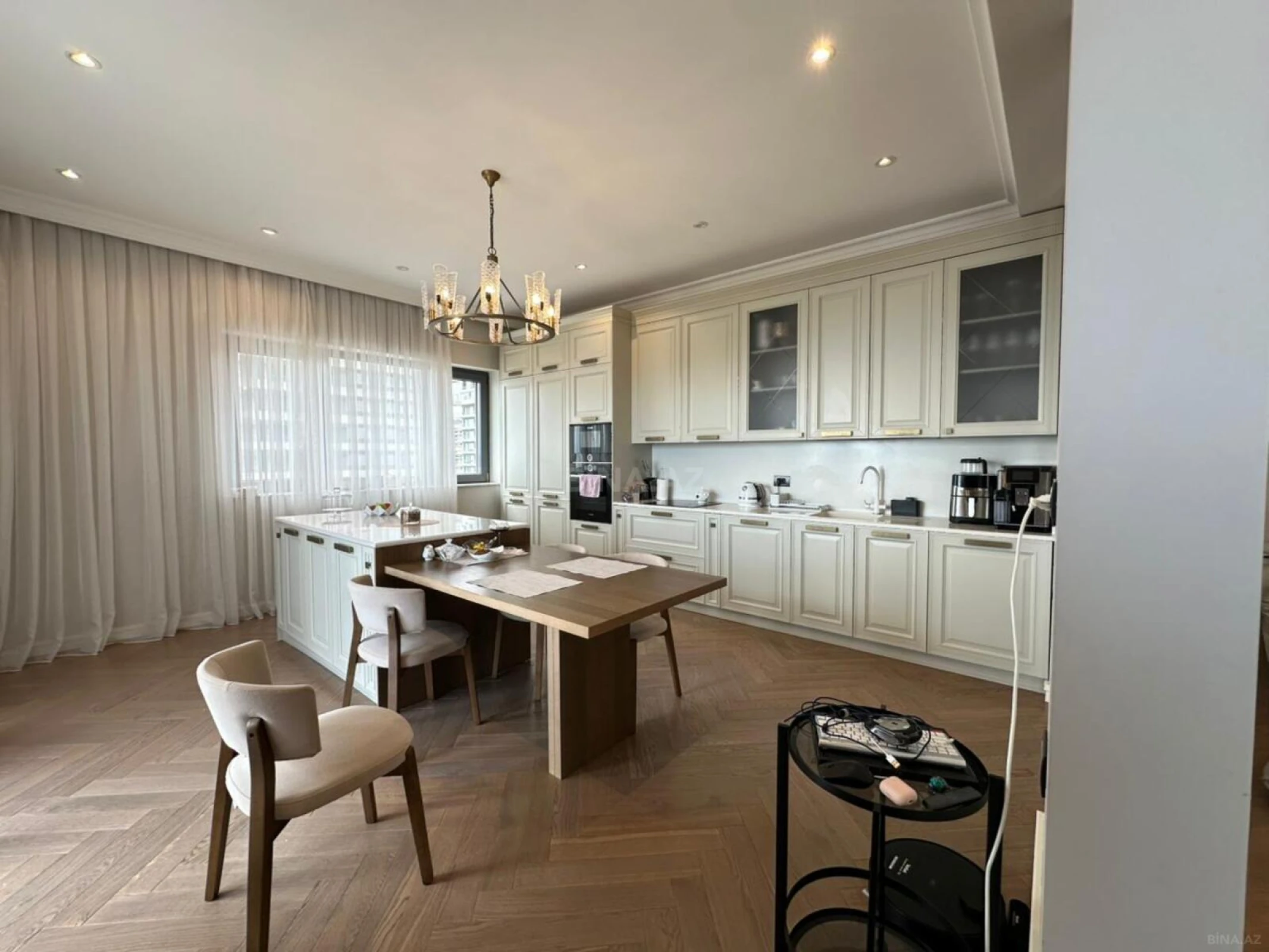 Kirayə verilir 3 otaqlı mənzil 200 m²