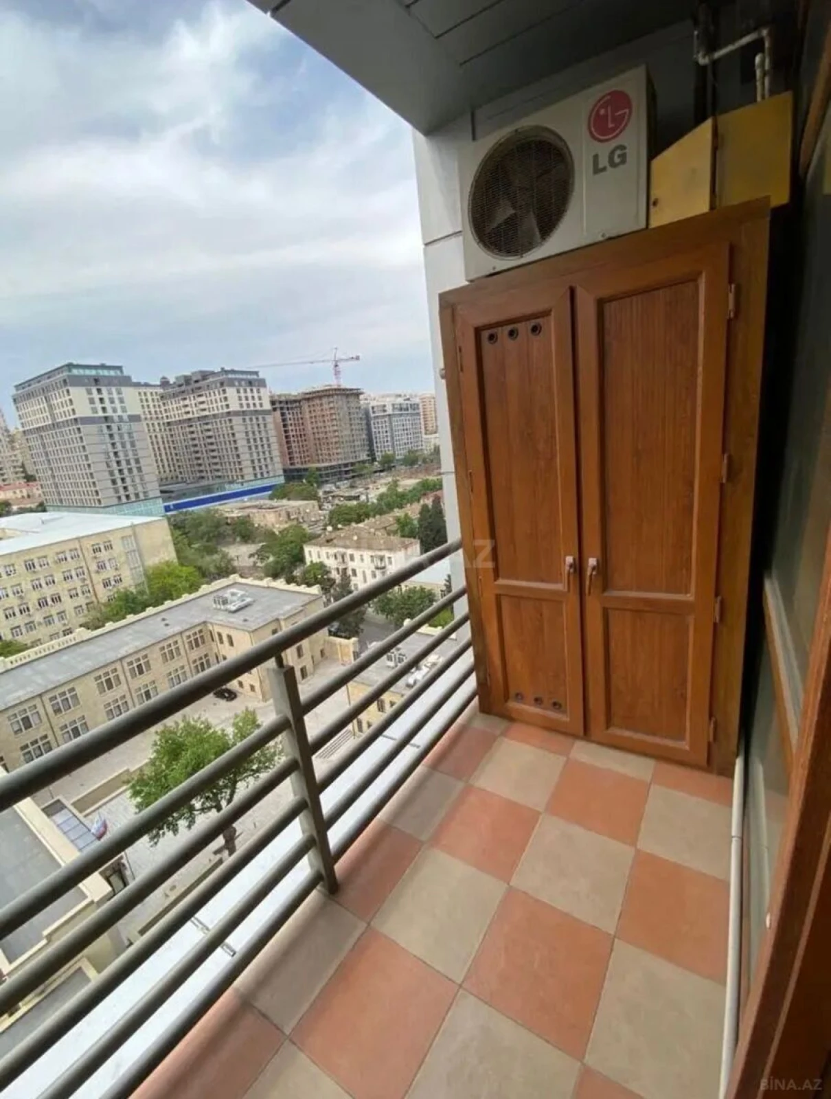 Satılır 3 otaqlı mənzil 130 m²
