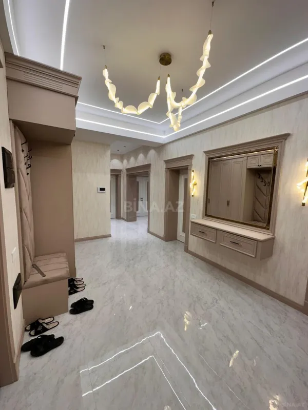 Satılır 4 otaqlı mənzil 195 m²