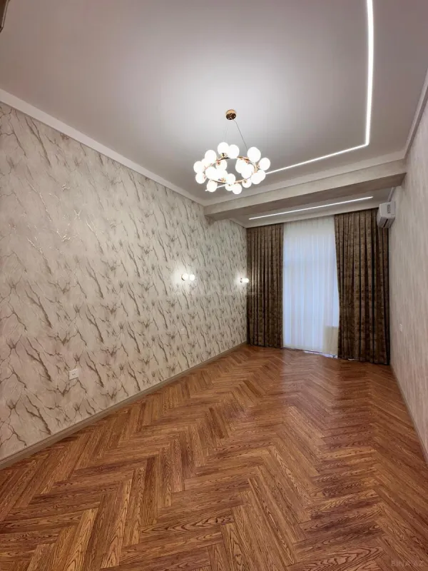 Satılır 4 otaqlı mənzil 195 m²