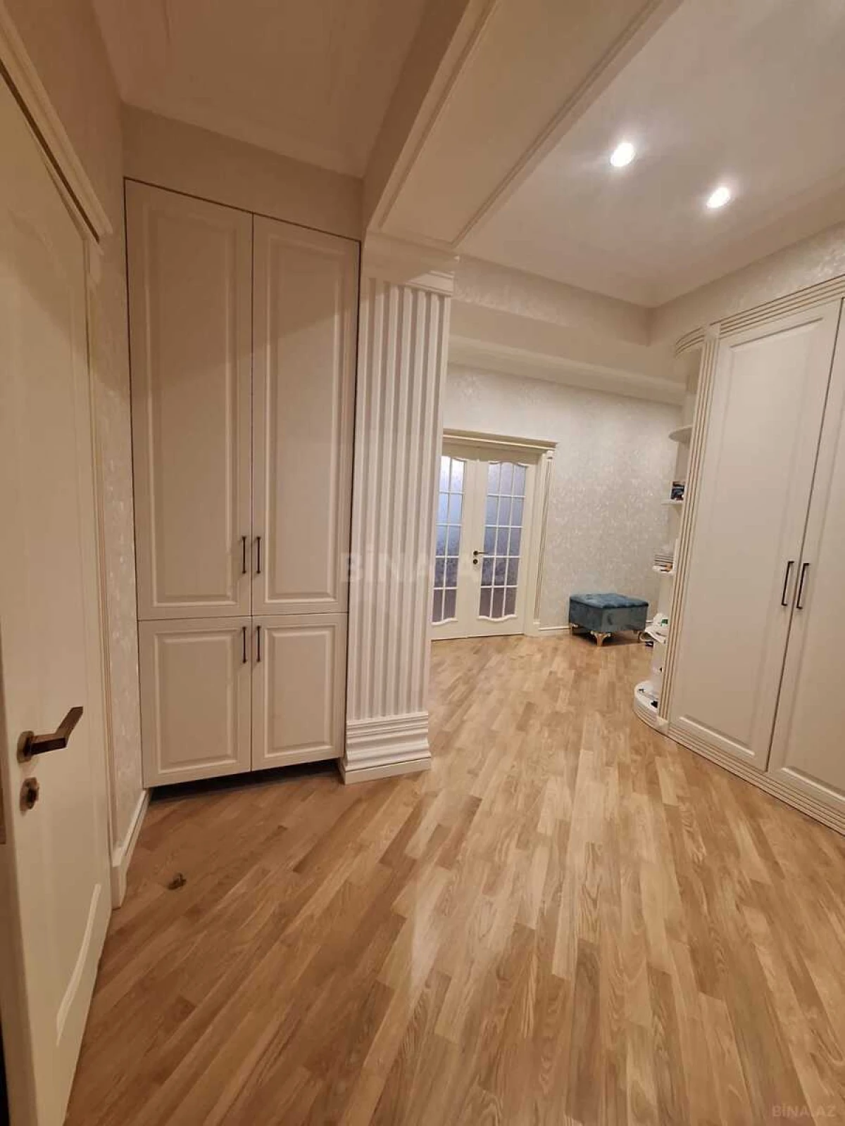 Satılır 3 otaqlı mənzil 135 m²