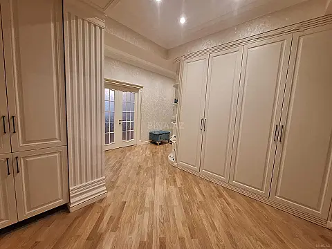 Satılır 3 otaqlı mənzil 135 m²