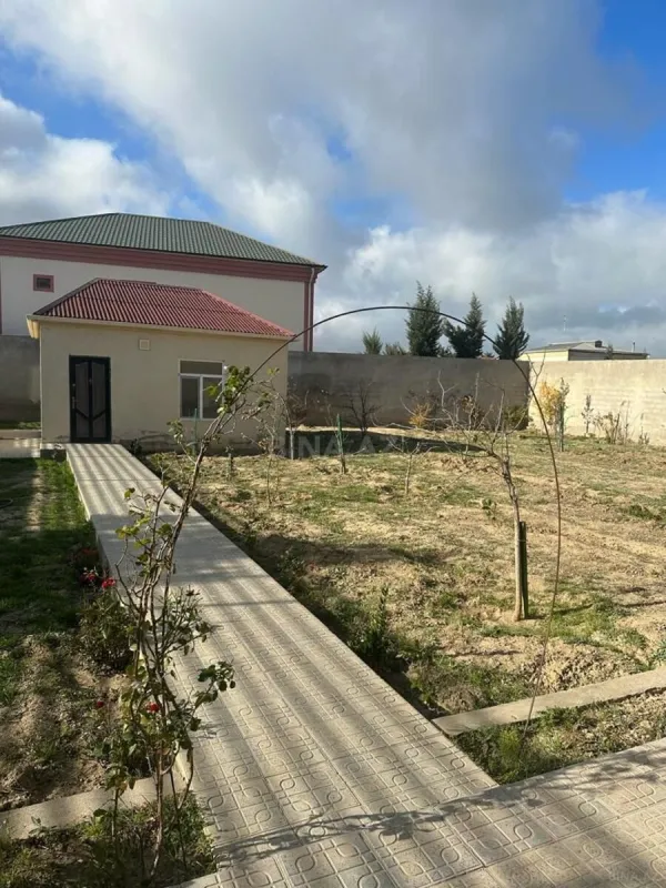 Satılır 4 otaqlı həyət evi 240 m²
