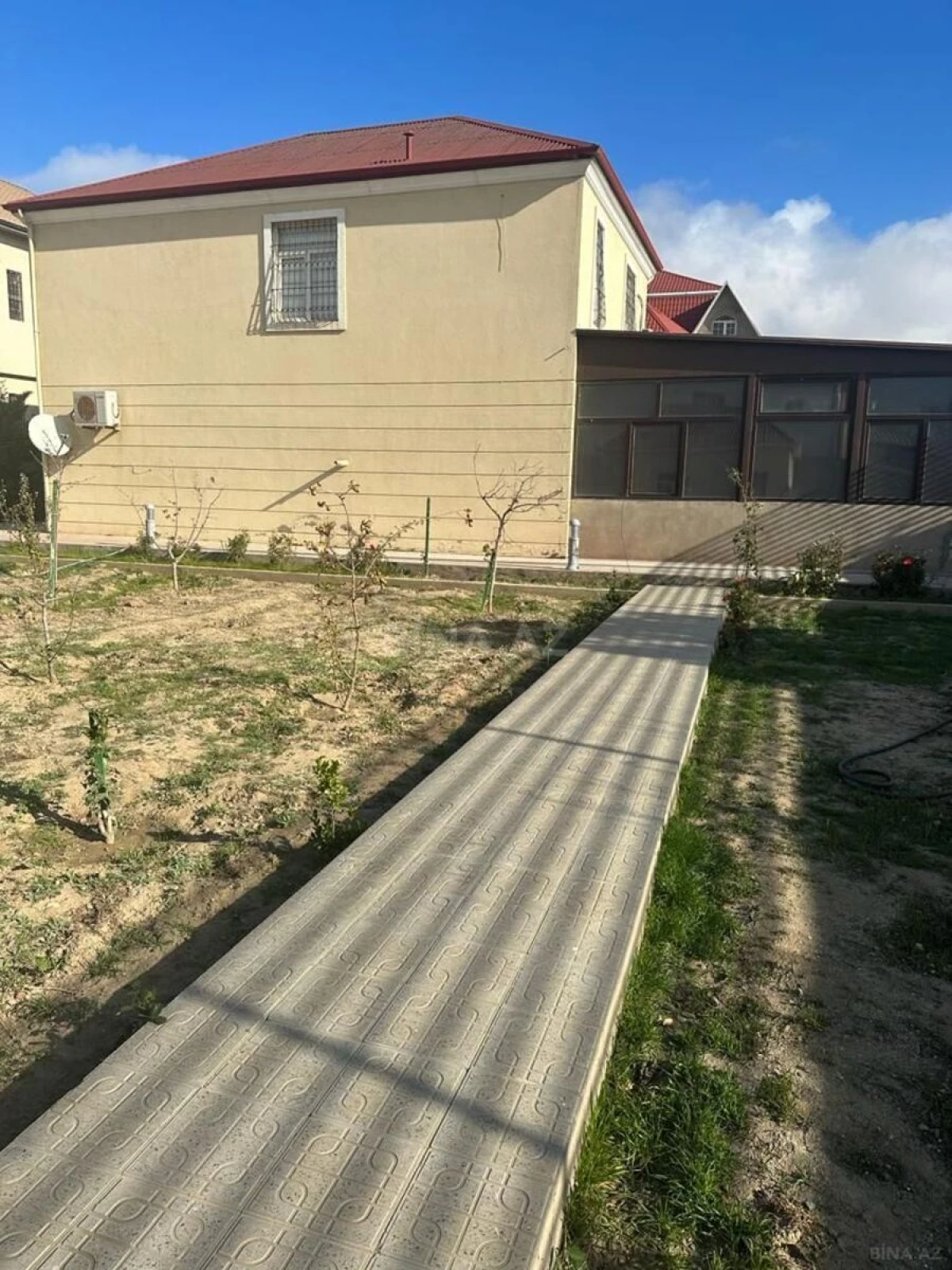 Satılır 4 otaqlı həyət evi 240 m²