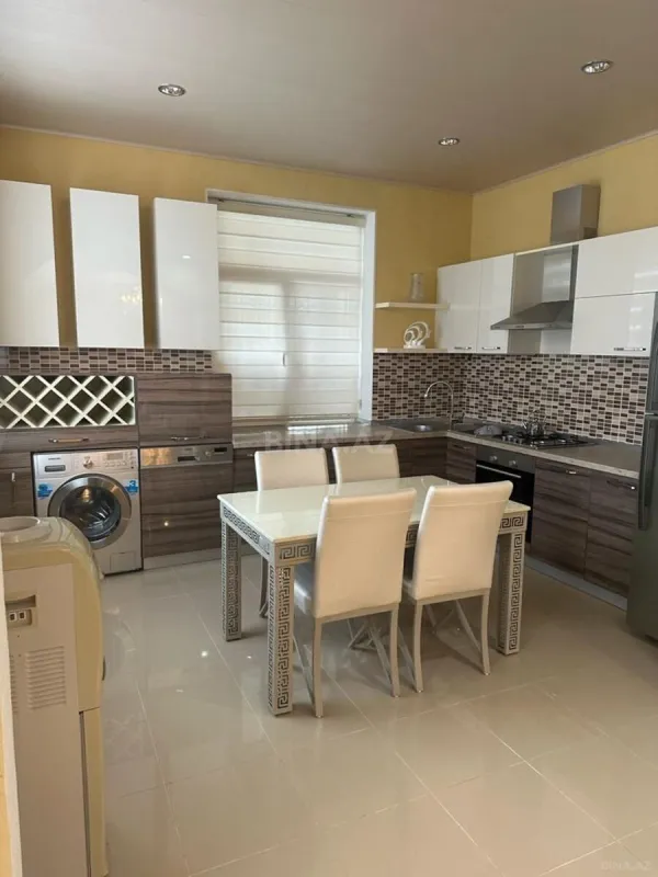 Satılır 4 otaqlı həyət evi 240 m²