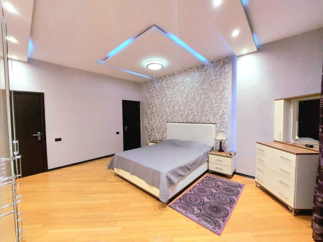 Kirayə verilir 4 otaqlı mənzil 180 m²