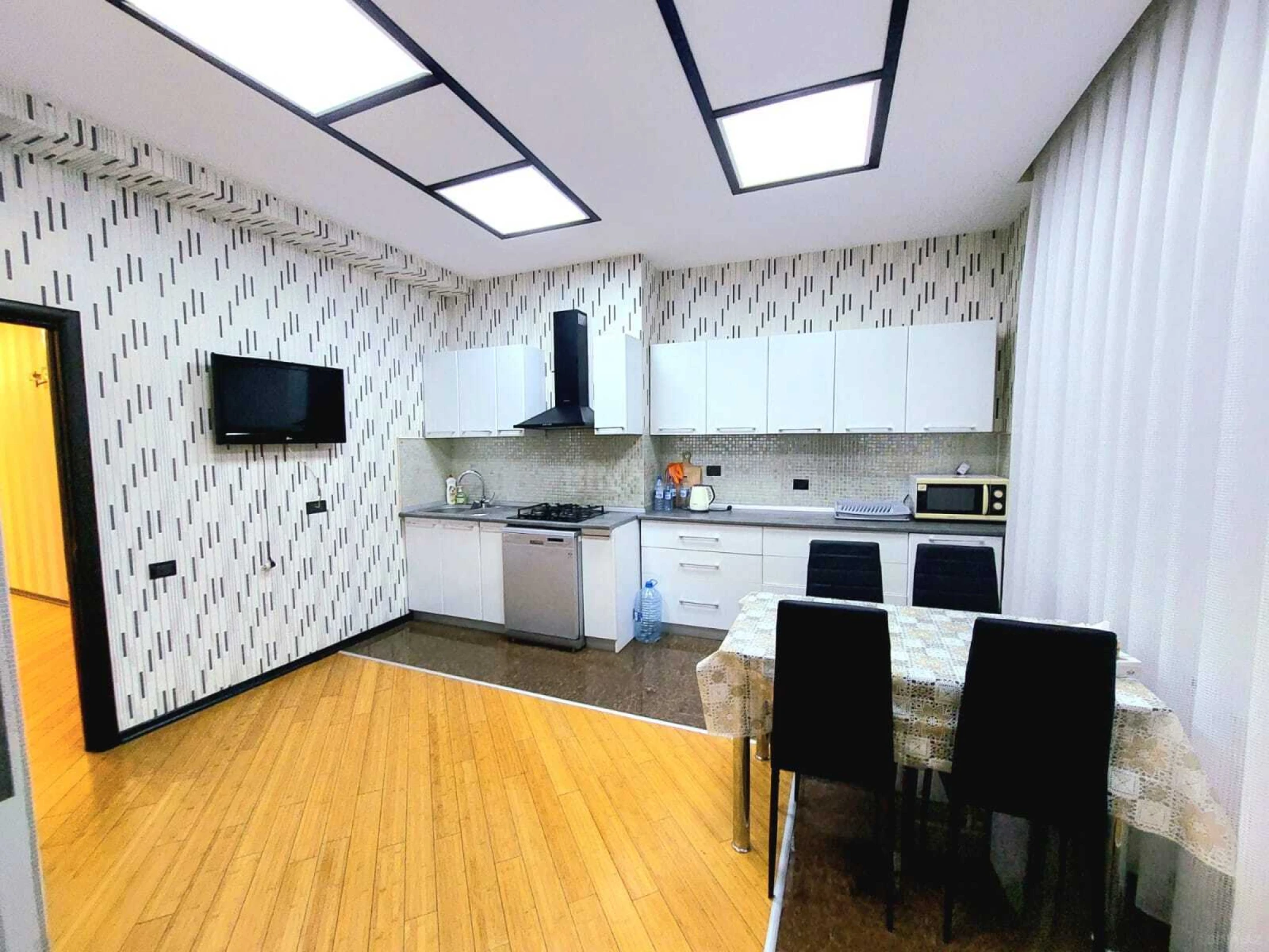 Kirayə verilir 4 otaqlı mənzil 180 m²