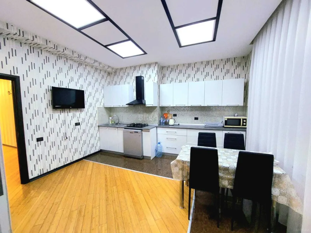 Kirayə verilir 4 otaqlı mənzil 180 m²