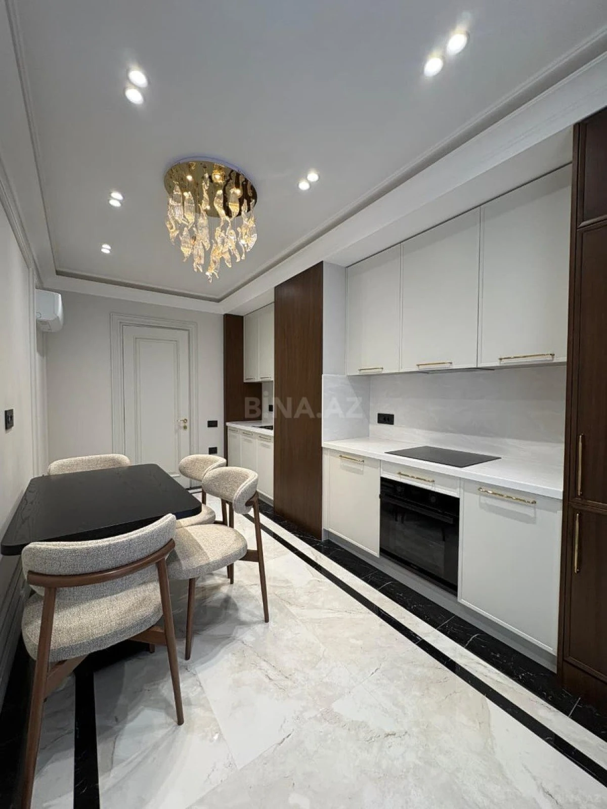 Satılır 4 otaqlı mənzil 165 m²