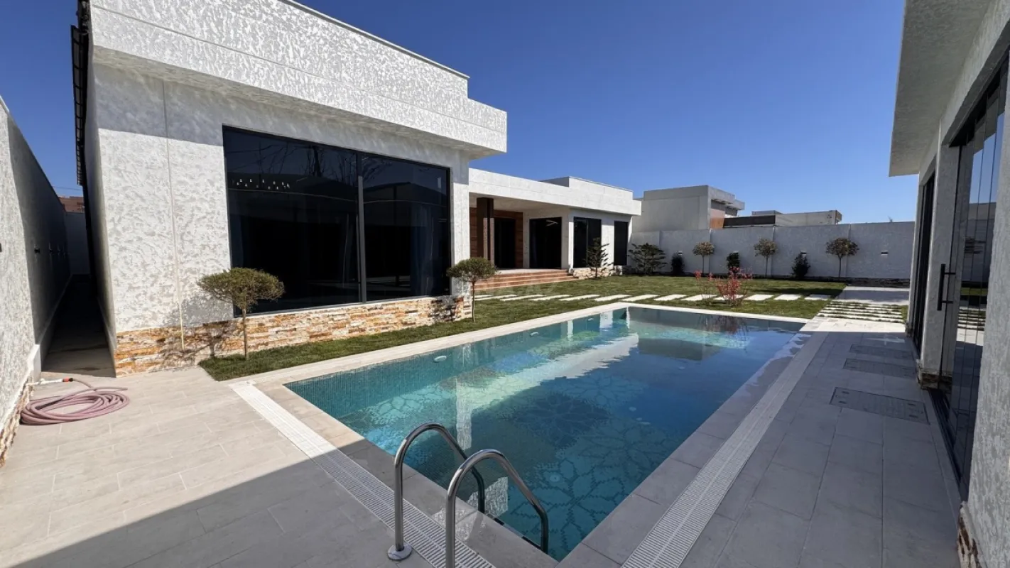 Satılır 5 otaqlı həyət evi 250 m²