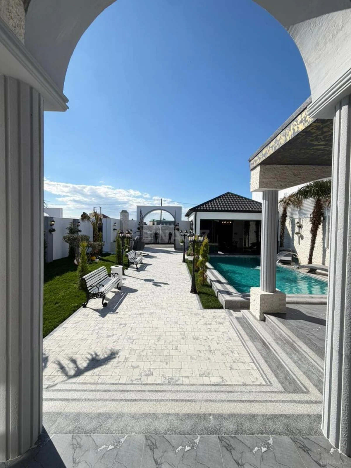 Satılır 5 otaqlı həyət evi 240 m²