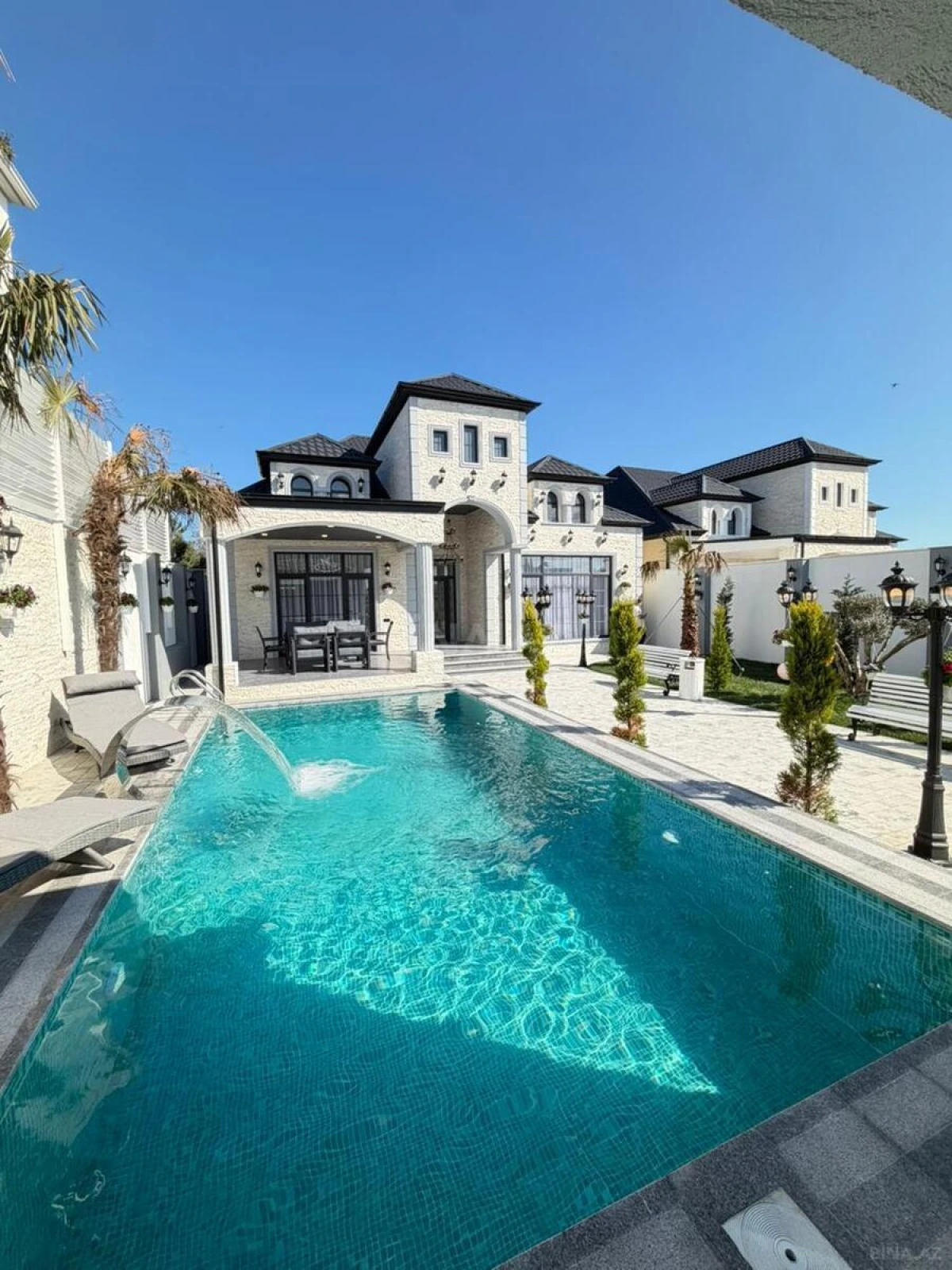 Satılır 5 otaqlı həyət evi 240 m²