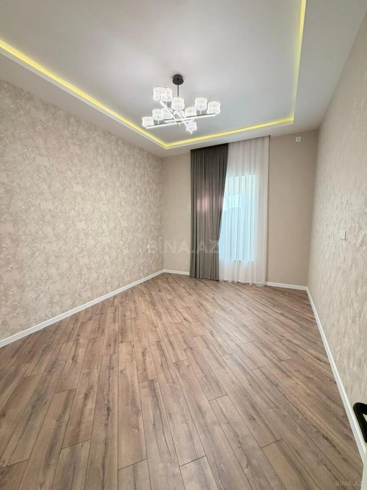 Satılır 5 otaqlı həyət evi 240 m²